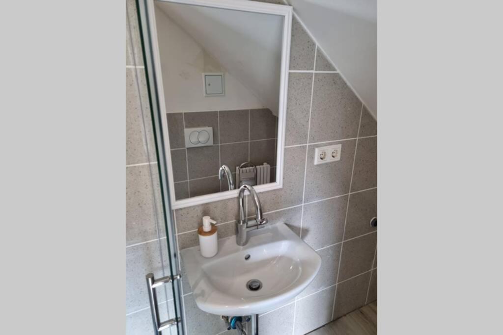 Ferienwohnung/Monteurwohnung Alte Garage Ahnatal Luaran gambar