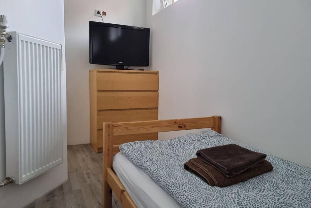 Ferienwohnung/Monteurwohnung Alte Garage Ahnatal Luaran gambar